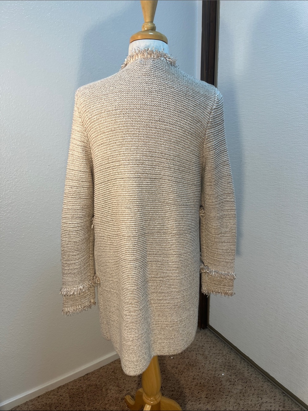Chico’s Size 1 Beige Textured Knit Frayed Trim Open Front Cardigan Size 8 - Picture 4 of 9